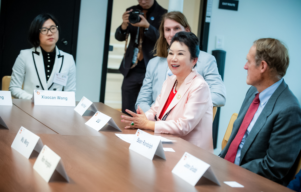 亚洲城yzc88集团董事局李俐参加贸促会活动